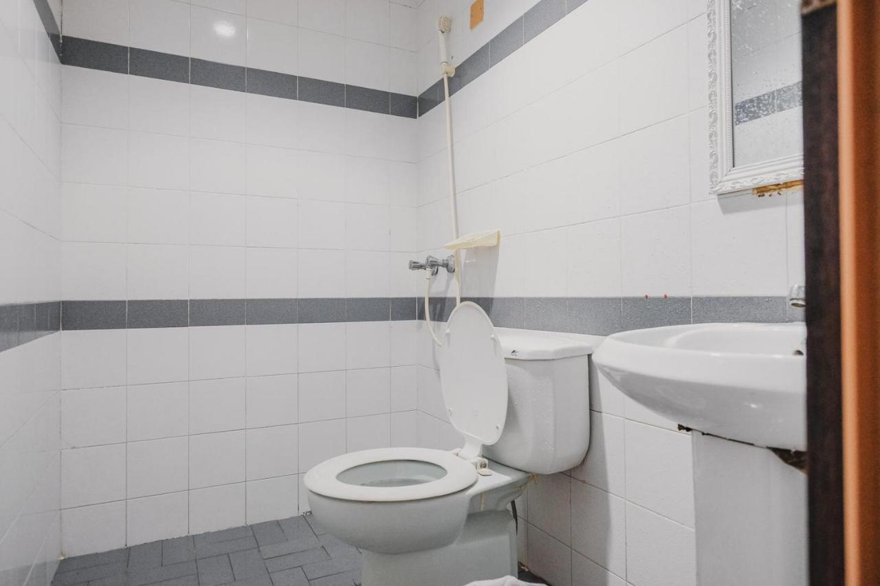 Reddoorz near Nagoya Hill Mall Batam 5 Esterno foto